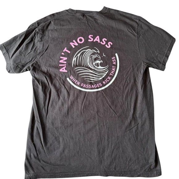 Soft and comfy black and pink graphic tee with a surf vibe #surfstyle
Medium - Picture 1 of 2